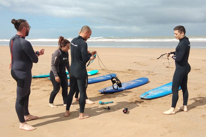 2h surfing in uncrowded spots - Snacks, drinks, and the break
