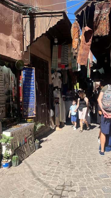 Agadir/Taghazout : Marrakech Guided Tour old Medina & Souks - The shopping question: helpful stop or hard sell?