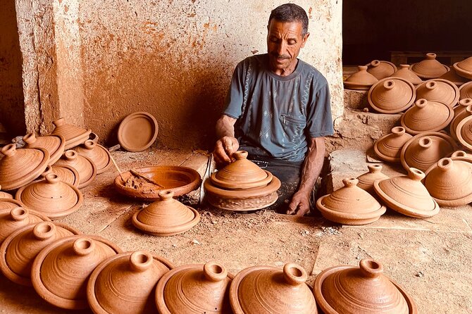 Atlas: Pottery workshop , hiking and swimming pool - Who will enjoy this day most?