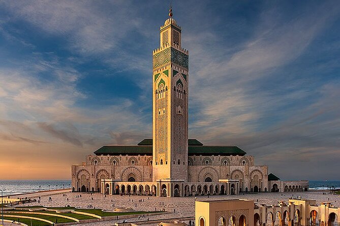 Casablanca Half-day guided tour - The Old Medina and central squares show everyday Casablanca