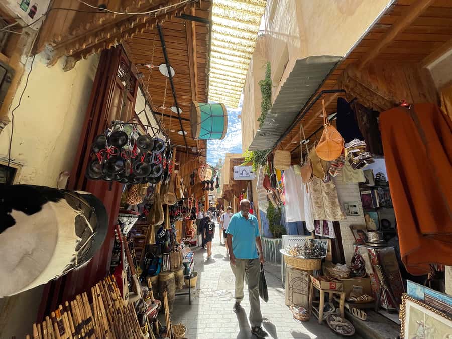 Fes: Medina Guided Tour with Local - Why a local guide helps in Fes Medina