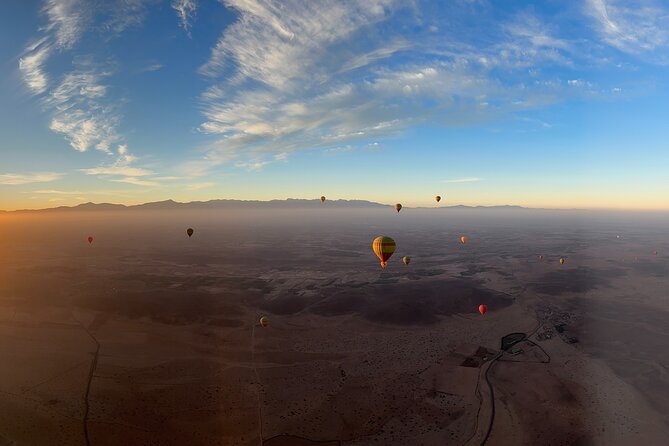 Hot air balloon flight at sunrise in Marrakech & breakfast - Pilots Rémy and Valentine