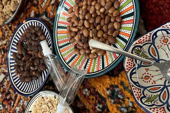 Make Your Own Argan Oïl - Crushing and squeezing the argan paste