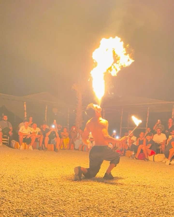 Marrakech: Agafay Desert Sunnet dinner with show - Tea, local treats, and Moroccan hospitality