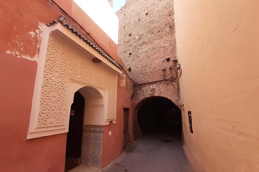 Marrakech: Authentic Moroccan Hammam Experience in Mouassine - Changing and getting comfortable with the customs