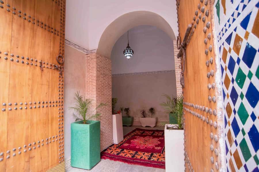 Marrakech: Authentic Moroccan Hammam Experience in Mouassine - The black soap and kessa scrub