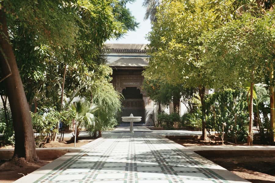 Marrakech: Bahia Palace, Saadian Tombs, & Koutoubia Mosque - Bab Agnaou and the Kasba in Five-Minute Stops