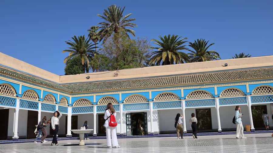 Marrakech: Bahia Palace, Saadian Tombs & Medina Guided Tour - What the guides add to the walk