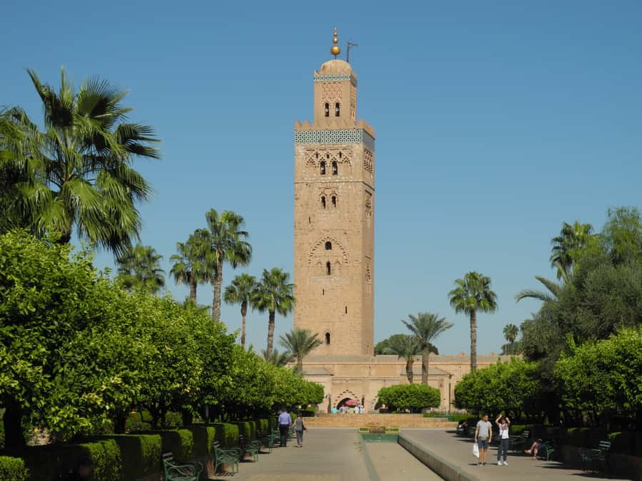 Marrakech: Bahia Palace, Saadian Tombs & Medina Walking Tour - Guides, pace, and language