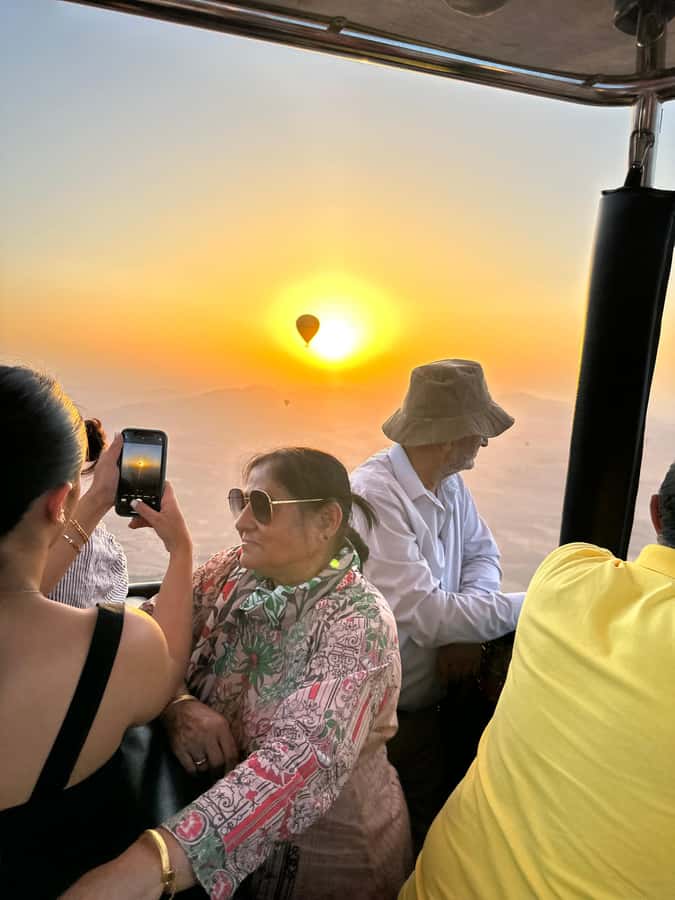 Marrakech: Balloon Flight, Berber Breakfast & Certificate - Coffee, croissants and the first balloon show