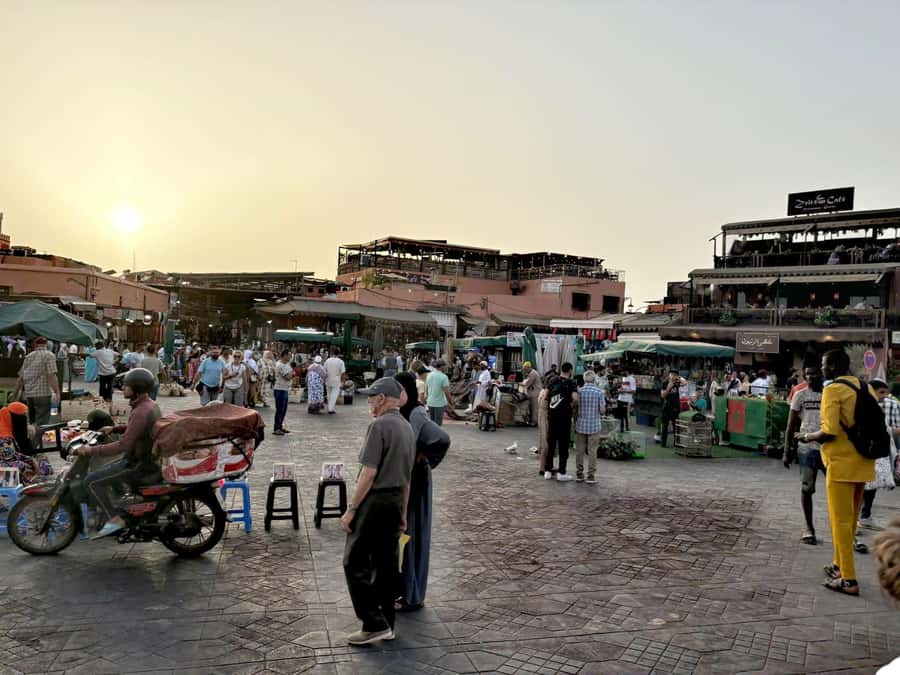 Marrakech: Guided Tour by Night - Walking through Souk Semmarine