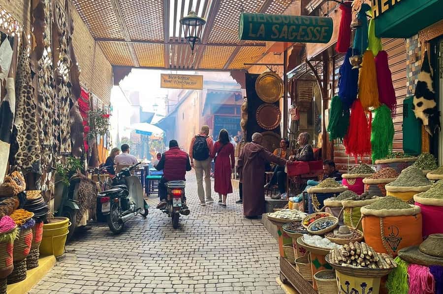 Marrakech: Medina and Souks Walking Tour - Why a private guide matters here