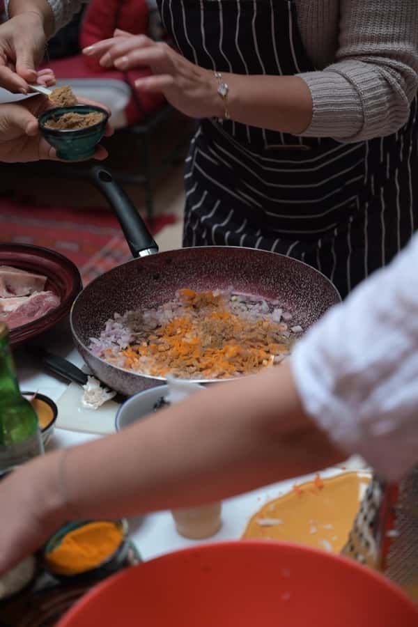 Marrakech: Moroccan Cooking Class for vegetarians and vegan - Preparing the starter: salads or briwat