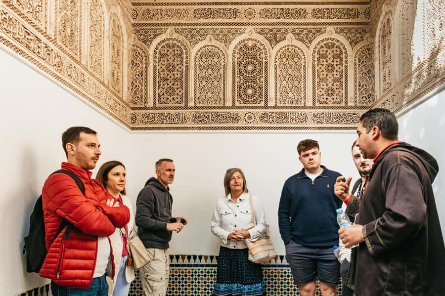 Marrakech: Saadian Tombs & Bahia Palace, Medina Guided Tour - Meeting at Jemaa el-Fnaa and Finding Your Bearings