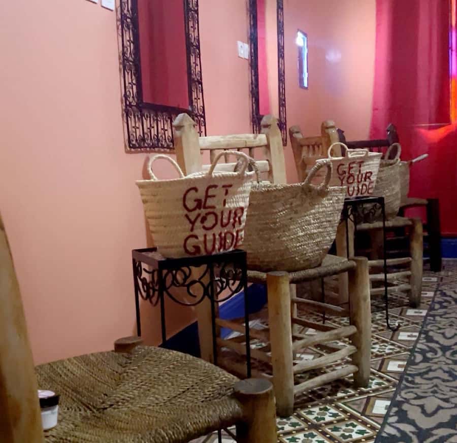 Marrakech: Souk Tour & Berber Hammam with Massage - Guides, communication, and the human side