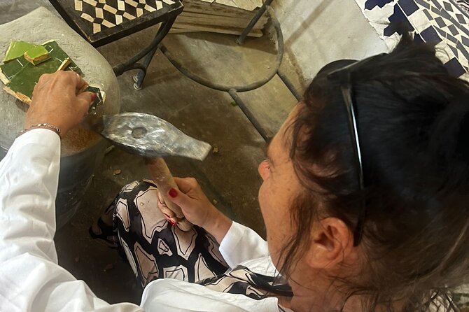 Mosaic workshop in Marrakech - Cutting tesserae and learning the method
