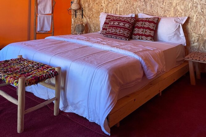 Overnight stay in the Agafay Desert, Deluxe Tent with Show and Swimming Pool - Who Will Enjoy This Overnight Camp?