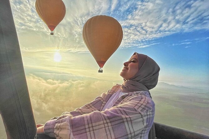 Top vip one hour private flight royal breakfast on board - Watching the balloon take shape